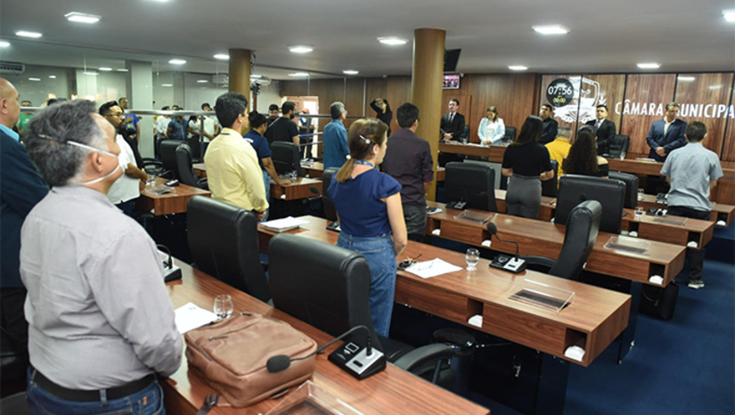 Imagem 1 -  Mossoró continuará investindo em Saúde e em Educação acima do mínimo estabelecido na CF em 2025 . Esse foi um dos aspectos abordados na audiência pública, nesta quinta-feira (17), na Câmara Municipal, sobre a Lei Orçamentária Anual (LOA) da Prefeitura para o próximo ano. Segundo a Carta Magna, o percentual mínimo sobre o Orçamento que os municípios devem investir em Educação é de 25% e, em Saúde, de 15%. “Para 2025, a estimativa é de 30% para educação e superior a R$ 20% na saúde”, informou a secretária de Planejamento, Orçamento e Gestão, Tatiane Paula. A receita do Município de Mossoró para o próximo ano, estimada na proposta da LOA é de R$ 1 bilhão, 382 milhões e 977 mil. 