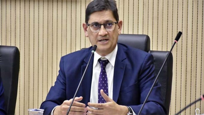Imagem 1 - Pedro Lopes, secretario de administração do estado, divulgou um video nas redes sociais onde afirma que o certame será executado e a homologação deve acontecer até maio de 2025. Nesta quinta-feira (17), o Sindicato dos Trabalhadores do Serviço Público da Administração Direta do RN (Sinsp) divulgou que irá pedir ao Ministério Público do Rio Grande do Norte (MPRN) a anulação do concurso público. Segundo o Sindicato cerca de 8 mil professores estão longe das funções de docência, e devem retornar para as salas de aula. No vídeo, o secretário admite que o Rio Grande do Norte está atualmente acima do limite prudencial, que é quando o montante da despesa com pessoal excedeu o limite estabelecido por lei. Mas segundo ele, a lei de responsabilidade fiscal permite que para as áreas da educação, saúde e segurança, seja possível realizar concurso público. Imagem 1 - Pedro Lopes, secretario de administração do estado, divulgou um video nas redes sociais onde afirma que o certame será executado e a homologação deve acontecer até maio de 2025. Nesta quinta-feira (17), o Sindicato dos Trabalhadores do Serviço Público da Administração Direta do RN (Sinsp) divulgou que irá pedir ao Ministério Público do Rio Grande do Norte (MPRN) a anulação do concurso público. Segundo o Sindicato cerca de 8 mil professores estão longe das funções de docência, e devem retornar para as salas de aula. No vídeo, o secretário admite que o Rio Grande do Norte está atualmente acima do limite prudencial, que é quando o montante da despesa com pessoal excedeu o limite estabelecido por lei. Mas segundo ele, a lei de responsabilidade fiscal permite que para as áreas da educação, saúde e segurança, seja possível realizar concurso público.