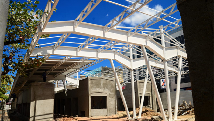 Imagem 1 - Com investimento superior a R$ 10,5 milhões, obra do Centro comercial de Mossoró está 65% concluída. A obra já alcançou pontos importantes. Entre eles, a finalização da estrutura básica e o início das instalações elétricas; pintura, cobertura, piso. As equipes de trabalho têm se dedicado intensamente para que o cronograma seja cumprido. Com a conclusão do centro comercial, espera-se um aumento significativo na geração de empregos e no fluxo econômico na região. Além disso, o acesso a serviços diversificados certamente atenderá à demanda crescente da comunidade, proporcionando mais conveniência para os moradores locais. Imagem 1 - Com investimento superior a R$ 10,5 milhões, obra do Centro comercial de Mossoró está 65% concluída. A obra já alcançou pontos importantes. Entre eles, a finalização da estrutura básica e o início das instalações elétricas; pintura, cobertura, piso. As equipes de trabalho têm se dedicado intensamente para que o cronograma seja cumprido. Com a conclusão do centro comercial, espera-se um aumento significativo na geração de empregos e no fluxo econômico na região. Além disso, o acesso a serviços diversificados certamente atenderá à demanda crescente da comunidade, proporcionando mais conveniência para os moradores locais.