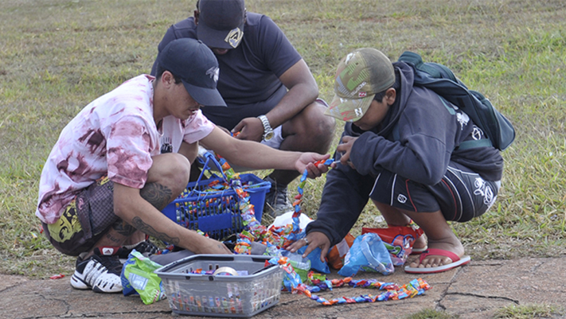 Imagem 1 -  1,6 milhão de crianças e adolescentes estavam em situação de trabalho infantil em 2023 no Brasil. O dado é da Pnad Contínua sobre o Trabalho das Crianças e Adolescentes de 5 a 17 anos, divulgado pelo IBGE, nesta sexta-feira (18). Para a Organização Internacional do Trabalho (OIT), o trabalho infantil é aquele que é perigoso e prejudicial à saúde e ao desenvolvimento mental, físico, social ou moral das crianças e que interfere na sua escolarização. O conceito de trabalho infantil considera a faixa etária, o tipo de atividade, as horas trabalhadas, a frequência à escola, a periculosidade e a informalidade. Ainda segundo a pesquisa, o contingente de crianças em situação de trabalho infantil (1,607 milhão) em 2023 caiu 14,6% frente a 2022 (1,881 milhão).