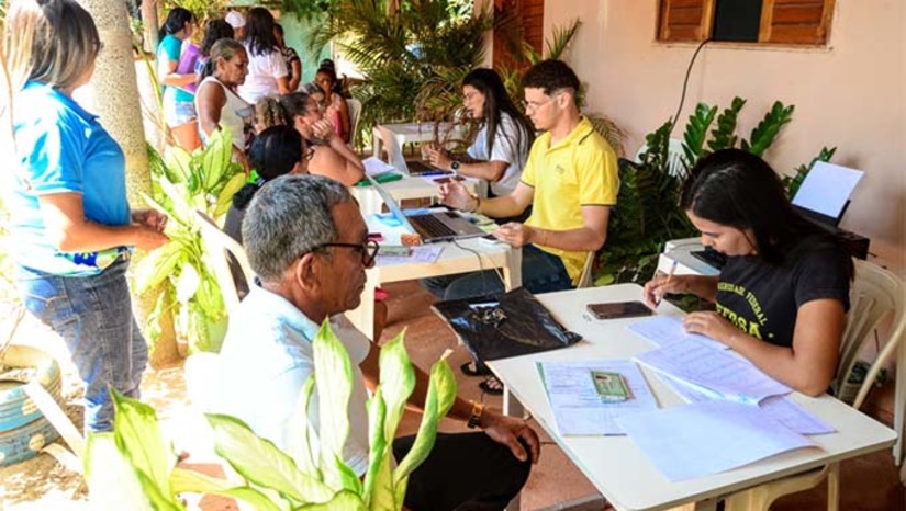 Imagem 1 - A Secretaria de Agricultura divulgou o cronograma dos próximos mutirões na zona rural de Mossoró. Na terça-feira (22), a ação ocorrerá na comunidade Oiticica, no polo Alagoinha. Já na quinta-feira (24) a atividade será realizada em São Romão, polo Maísa. Na semana seguinte (dia 30) o mutirão acontecerá na Apama, também no polo. A inscrição do CAF é requisito básico para obtenção do acesso a diversas políticas públicas direcionadas a agricultura familiar. Já o Cadastro Único para Programas Sociais identifica e caracteriza as famílias de baixa renda residentes em todo o território nacional. É o principal instrumento do Estado brasileiro para a seleção e a inclusão de famílias de baixa renda em programas federais. Imagem 1 - A Secretaria de Agricultura divulgou o cronograma dos próximos mutirões na zona rural de Mossoró. Na terça-feira (22), a ação ocorrerá na comunidade Oiticica, no polo Alagoinha. Já na quinta-feira (24) a atividade será realizada em São Romão, polo Maísa. Na semana seguinte (dia 30) o mutirão acontecerá na Apama, também no polo. A inscrição do CAF é requisito básico para obtenção do acesso a diversas políticas públicas direcionadas a agricultura familiar. Já o Cadastro Único para Programas Sociais identifica e caracteriza as famílias de baixa renda residentes em todo o território nacional. É o principal instrumento do Estado brasileiro para a seleção e a inclusão de famílias de baixa renda em programas federais.