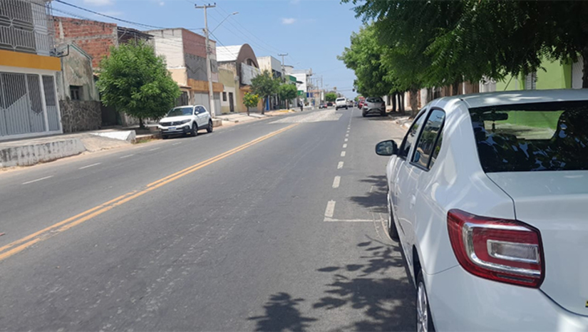 Imagem 1 - Caern libera trânsito de veículos na Av. Venceslau Braz e reforça sobre interdição na Alberto MaranhãoFoi realizado serviço de esgoto convencional na rua e beneficiou diretamente 70 imóveis. Já o serviço das ligações dentro das residências continua em andamento até dezembro. O investimento neste serviço chegou aos R$ 4 millhões. A Caern reforça que, na segunda-feira (21), a partir das 8h, a avenida Alberto Maranhão será interditada, no trecho entre a Delfim Moreira e a Afonso Pena, para serviço de instalação de troca de tubulação de grande porte. Motoristas devem buscar rotas alternativas. Imagem 1 - Caern libera trânsito de veículos na Av. Venceslau Braz e reforça sobre interdição na Alberto MaranhãoFoi realizado serviço de esgoto convencional na rua e beneficiou diretamente 70 imóveis. Já o serviço das ligações dentro das residências continua em andamento até dezembro. O investimento neste serviço chegou aos R$ 4 millhões. A Caern reforça que, na segunda-feira (21), a partir das 8h, a avenida Alberto Maranhão será interditada, no trecho entre a Delfim Moreira e a Afonso Pena, para serviço de instalação de troca de tubulação de grande porte. Motoristas devem buscar rotas alternativas.