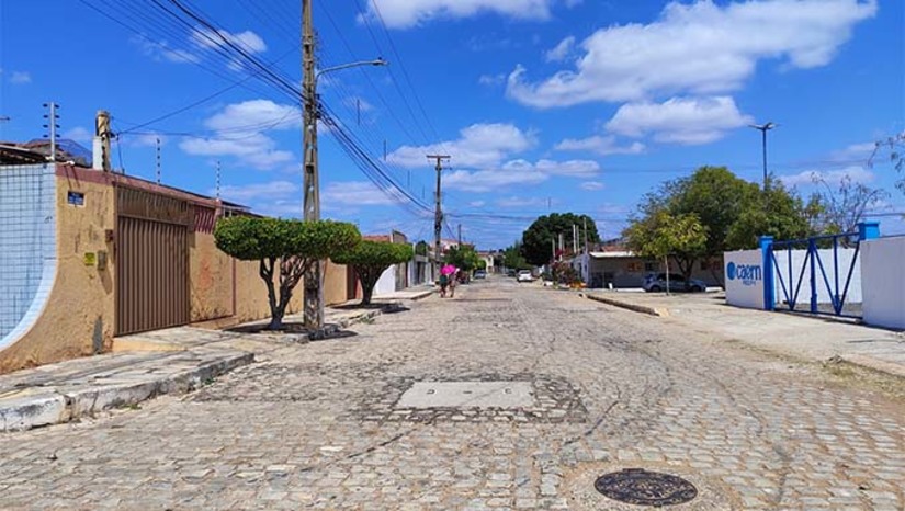 Imagem 1 -  Para realizar o trabalho será necessário fechar uma via da rua Manoel Leonardo, a partir do trecho na altura do reservatório. A interdição ocorrerá às 8 horas da manhã e a escavação será feita para assentar tubulação de grande diâmetro. O serviço seguirá pela Manoel Leonardo até chegar a lateral da Igreja Nossa Senhora de Fátima. A previsão é que a conclusão ocorra até 20 de novembro.    O serviço na Manoel Leonardo integra as obras da avenida Abel Coelho. Atualmente, o sentido Abolição/Centro, na altura do Supermercado Cidade, está em obras. A colocação de tubulação na avenida e pavimentação neste trecho da Abel Coelho será concluído até quarta-feira (23). A previsão é que na quinta-feira (24), a avenida será liberada para fluxo de veículos. 