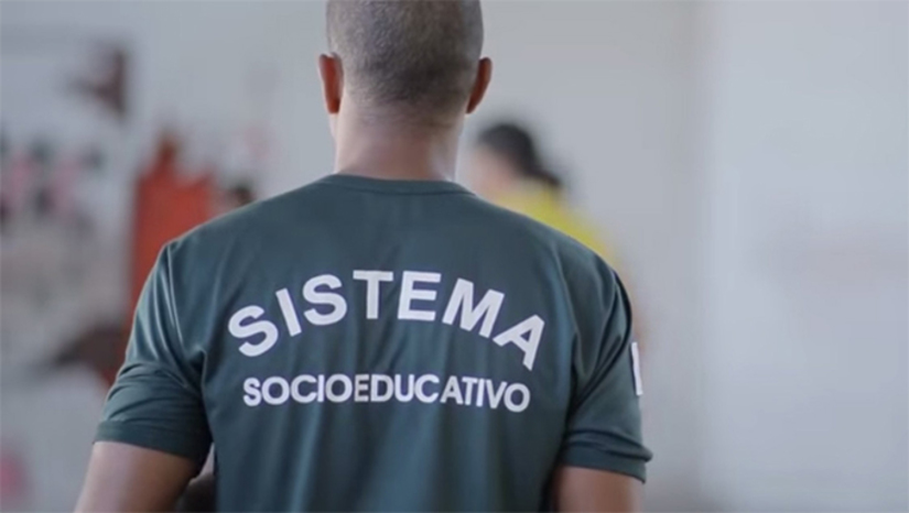 Imagem 1 - PL sobre porte de arma para agentes socioeducativos deverá ser debatido no plenário do Senado. O projeto, que também concede o mesmo direito aos oficiais de justiça, foi aprovado nesta semana. Se não houver recurso para votação em Plenário, o Projeto de Lei (PL) 4.256/2019, do senador Fabiano Contarato (PT-ES), seguirá para a análise da Câmara dos Deputados. Ao apresentar a proposta, Fabiano Contarato argumentou que "em um Estado Democrático de Direito, é obrigação estatal fornecer os meios adequados e necessários para que os servidores, além de garantir a proteção dos adolescentes que estão sob sua guarda, protejam a si mesmos e a seus familiares de ameaças iminentes e concretas". Imagem 1 - PL sobre porte de arma para agentes socioeducativos deverá ser debatido no plenário do Senado. O projeto, que também concede o mesmo direito aos oficiais de justiça, foi aprovado nesta semana. Se não houver recurso para votação em Plenário, o Projeto de Lei (PL) 4.256/2019, do senador Fabiano Contarato (PT-ES), seguirá para a análise da Câmara dos Deputados. Ao apresentar a proposta, Fabiano Contarato argumentou que "em um Estado Democrático de Direito, é obrigação estatal fornecer os meios adequados e necessários para que os servidores, além de garantir a proteção dos adolescentes que estão sob sua guarda, protejam a si mesmos e a seus familiares de ameaças iminentes e concretas".