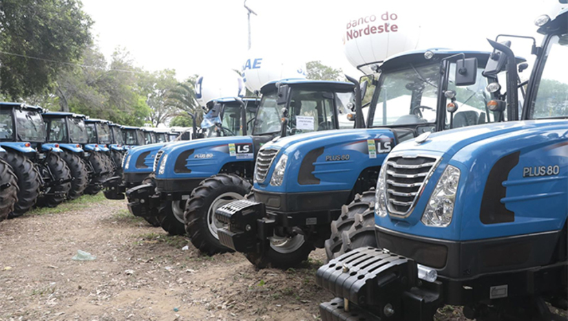 Imagem 1 -  Governo entrega maquinário agrícola a municípios do RN; investimento é de mais de R$ 30 milhões. A entrega aconteceu nesta sexta-feira (18), na 62ª Festa do Boi, no Parque Aristófanes Fernandes, em Parnamirim/RN. O maquinário é fruto de um convênio com o Ministério da Agricultura (Mapa), executado por representantes da bancada federal do RN, como a deputada Natália Bonavides, o deputado Benes Leocádio e o então senador Jean-Paul. Inicialmente, serão beneficiados os municípios de Coronel Ezequiel, Pedra Grande, São Bento do Trairi, Santana do Matos, Passa e Fica, Grossos, Doutor Severiano, Caiçara do Norte, São João do Sabugi, Severiano Melo, Santo Antônio e Ruy Barbosa.