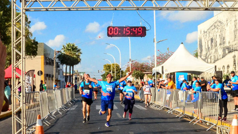Imagem 1 -  Com mais de 700 inscritos, a Corrida do Servidor ocorreu no início da manhã deste domingo, 20, no Corredor Cultural, no Centro de Mossoró-RN. O prefeito Allyson Bezerra participou da abertrua das comemorações, que vai até o dia 25. 