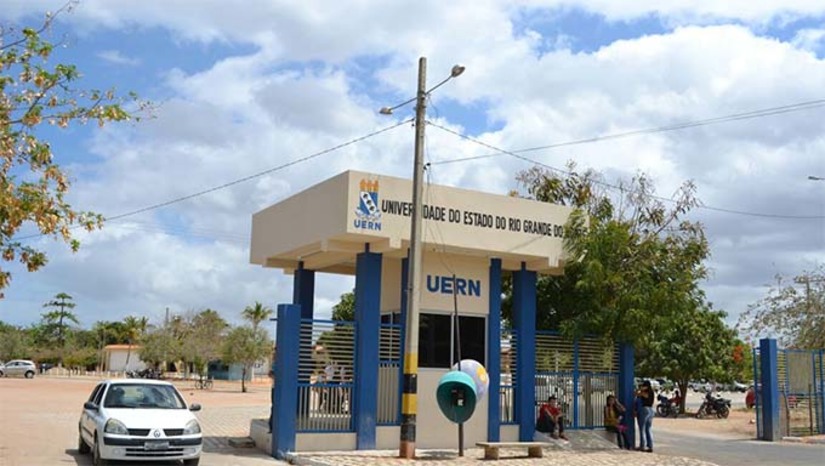 Imagem 1 - A Feira de Internacionalização acontecerá de de 23 a 25 de outubro na UERN em Mossoró e visa facilitar o diálogo entre a Universidade e instituições globais, ampliando as oportunidades de mobilidade acadêmica, cooperação científica e cultural. Entre as áreas de foco, destacam-se Letras, Linguística, Enfermagem, Educação, Sociologia, e Ciências Biológicas, refletindo a diversidade e a interdisciplinaridade dos temas abordados. Com uma expectativa de mais de 850 inscritos, o evento prevê uma forte participação da comunidade acadêmica em discussões sobre inovação, cooperação e oportunidades internacionais. Imagem 1 - A Feira de Internacionalização acontecerá de de 23 a 25 de outubro na UERN em Mossoró e visa facilitar o diálogo entre a Universidade e instituições globais, ampliando as oportunidades de mobilidade acadêmica, cooperação científica e cultural. Entre as áreas de foco, destacam-se Letras, Linguística, Enfermagem, Educação, Sociologia, e Ciências Biológicas, refletindo a diversidade e a interdisciplinaridade dos temas abordados. Com uma expectativa de mais de 850 inscritos, o evento prevê uma forte participação da comunidade acadêmica em discussões sobre inovação, cooperação e oportunidades internacionais.