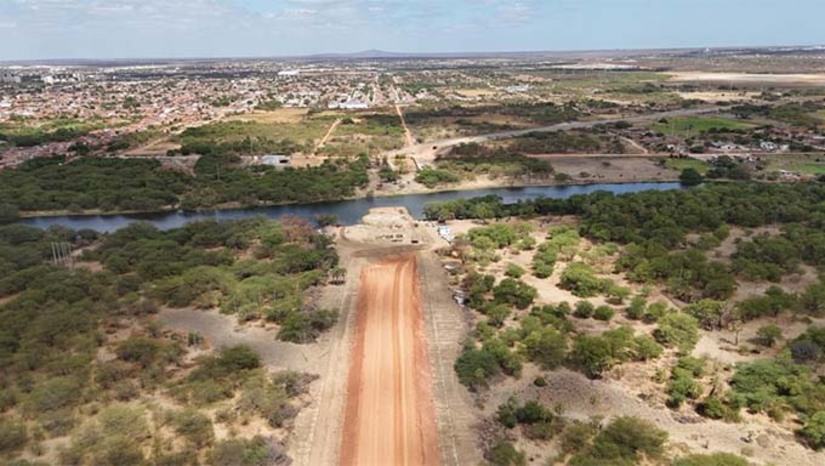 Imagem 1 - O Complexo Viário 15 de Março representa um projeto significativo para a infraestrutura urbana, abrangendo diversas melhorias nas vias e no fluxo de trânsito na região. As obras têm avançado rapidamente, com a equipe de engenharia trabalhando intensamente para cumprir os prazos estabelecidos. Este investimento visa otimizar a mobilidade urbana, proporcionando um tráfego mais eficiente e reduzindo pontos de congestionamento crônicos. A interligação das principais vias é fundamental para facilitar o deslocamento dos cidadãos, beneficiando tanto os moradores da área quanto visitantes. Além disso, para integrar sistemas de transporte público no planejamento do complexo viário. "Será a maior ponte já executada no nosso município", dise Allyson Bezerra, Prefeito de Mossoró. Imagem 1 - O Complexo Viário 15 de Março representa um projeto significativo para a infraestrutura urbana, abrangendo diversas melhorias nas vias e no fluxo de trânsito na região. As obras têm avançado rapidamente, com a equipe de engenharia trabalhando intensamente para cumprir os prazos estabelecidos. Este investimento visa otimizar a mobilidade urbana, proporcionando um tráfego mais eficiente e reduzindo pontos de congestionamento crônicos. A interligação das principais vias é fundamental para facilitar o deslocamento dos cidadãos, beneficiando tanto os moradores da área quanto visitantes. Além disso, para integrar sistemas de transporte público no planejamento do complexo viário. "Será a maior ponte já executada no nosso município", dise Allyson Bezerra, Prefeito de Mossoró.