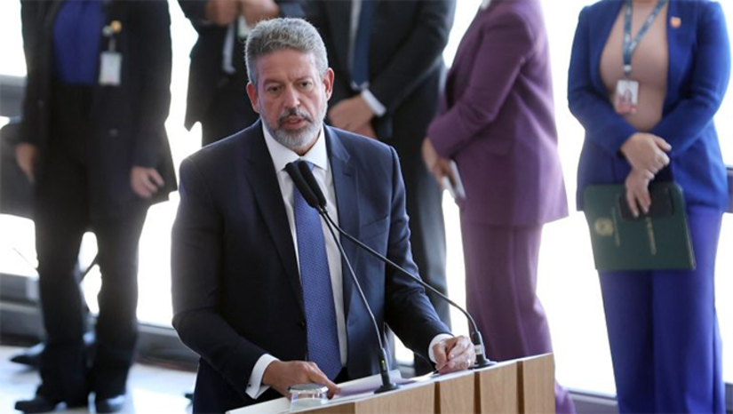 Imagem 1 - Arthur Lira reafirma compromisso da Câmara com a pauta da transição energética. O presidente da Câmara dos Deputados destacou a aprovação da Lei do Combustível do Futuro, cujo objetivo é expandir o uso do etanol e do biodiesel na matriz energética brasileira. De acordo com Arthur Lira, a nova legislação fortalece a posição do Brasil na produção de biocombustíveis e na sua capacidade de inovar em tecnologias limpas. Imagem 1 - Arthur Lira reafirma compromisso da Câmara com a pauta da transição energética. O presidente da Câmara dos Deputados destacou a aprovação da Lei do Combustível do Futuro, cujo objetivo é expandir o uso do etanol e do biodiesel na matriz energética brasileira. De acordo com Arthur Lira, a nova legislação fortalece a posição do Brasil na produção de biocombustíveis e na sua capacidade de inovar em tecnologias limpas.