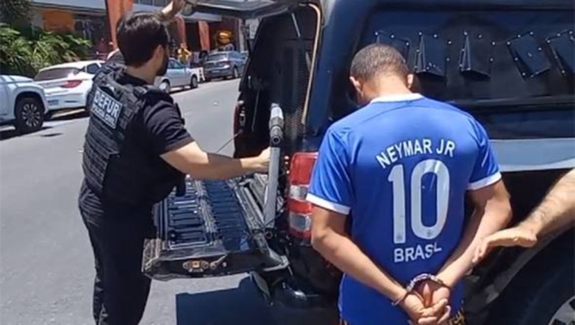 Imagem 1 - Suspeito de invadir clínica e roubar cinco mulheres e uma adolescente é preso em Mossoró. O crime aconteceu em 28 de agosto de 2024, em uma clínica localizada no bairro Dom Jaime Câmara. As investigações, conduzidas pela equipe da Defur, apontaram que o suspeito, flagrado pelo circuito de segurança da clínica, era um morador da comunidade do Pirrichil, de 34 anos, que trabalhava em um condomínio no bairro do Rincão. A polícia realizou várias diligências para localizá-lo, conseguindo efetuar a prisão nesta terça-feira (22). Imagem 1 - Suspeito de invadir clínica e roubar cinco mulheres e uma adolescente é preso em Mossoró. O crime aconteceu em 28 de agosto de 2024, em uma clínica localizada no bairro Dom Jaime Câmara. As investigações, conduzidas pela equipe da Defur, apontaram que o suspeito, flagrado pelo circuito de segurança da clínica, era um morador da comunidade do Pirrichil, de 34 anos, que trabalhava em um condomínio no bairro do Rincão. A polícia realizou várias diligências para localizá-lo, conseguindo efetuar a prisão nesta terça-feira (22).