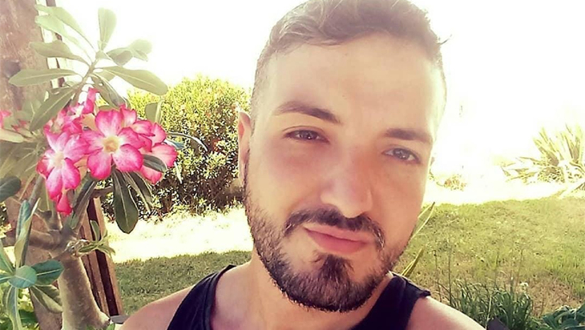 Imagem 1 - Polícia prende dois envolvidos na briga que resultou na morte de Felipe Duarte em Almino Afonso. As prisões dos suspeitos aconteceram nesta terça-feira (22), nos municípios de Umarizal e Caraúbas. O crime aconteceu no sábado (19), em um bar localizado em Almino Afonso. O primeiro suspeito, um homem de 39 anos, tentou matar um desafeto com uso de arma de fogo, mas não obteve sucesso. Esta tentativa resultou em uma briga generalizada, que acabou envolvendo o segundo suspeito, um homem de 36 anos. Este último foi responsável pelo homicídio de Felipe Duarte Mantuano, de 33 anos, morto com um golpe de faca, ao tentar contar o suspeito e evitar que ele matasse outra pessoa. Imagem 1 - Polícia prende dois envolvidos na briga que resultou na morte de Felipe Duarte em Almino Afonso. As prisões dos suspeitos aconteceram nesta terça-feira (22), nos municípios de Umarizal e Caraúbas. O crime aconteceu no sábado (19), em um bar localizado em Almino Afonso. O primeiro suspeito, um homem de 39 anos, tentou matar um desafeto com uso de arma de fogo, mas não obteve sucesso. Esta tentativa resultou em uma briga generalizada, que acabou envolvendo o segundo suspeito, um homem de 36 anos. Este último foi responsável pelo homicídio de Felipe Duarte Mantuano, de 33 anos, morto com um golpe de faca, ao tentar contar o suspeito e evitar que ele matasse outra pessoa.