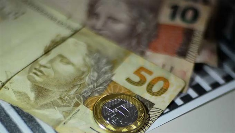 Imagem 1 - O FMI atualizou as previsões de crescimento para todos os países durante a reunião anual do órgão, que ocorre em Washington nesta semana. Segundo o Fundo, a economia brasileira crescerá mais que o previsto por causa de resultados melhores que o esperado no primeiro semestre, o mercado de trabalho forte, a inflação sob controle e o aumento da renda. O FMI também citou impacto menor que o esperado das enchentes no Rio Grande do Sul sobre o Produto Interno Bruto (PIB). Imagem 1 - O FMI atualizou as previsões de crescimento para todos os países durante a reunião anual do órgão, que ocorre em Washington nesta semana. Segundo o Fundo, a economia brasileira crescerá mais que o previsto por causa de resultados melhores que o esperado no primeiro semestre, o mercado de trabalho forte, a inflação sob controle e o aumento da renda. O FMI também citou impacto menor que o esperado das enchentes no Rio Grande do Sul sobre o Produto Interno Bruto (PIB).