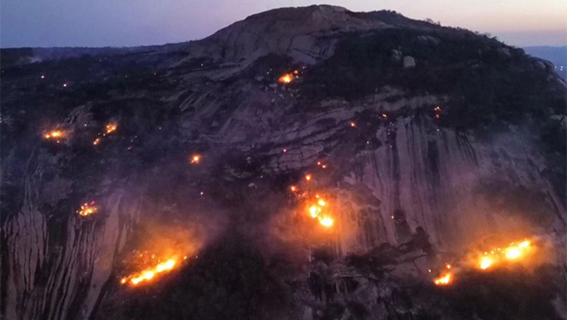 Imagem 1 - “Aparentemente está controlado”, diz Tenente-Coronel sobre incêndio na Serra do Lima, em Patu. Os primeiros focos foram registrados na tarde desta terça-feira (22) e se espalharam durante a madrugada desta segunda-feira (23). Ainda durante a noite, a guarnição do Corpo de Bombeiros do município de Patu recebeu reforços de Caicó, para tentar debelar as chamas. Nesta manhã, também chegou ao município o Helicóptero Potiguar 01, que segue atuando em pontos de difícil acesso da serra. Segundo o Tenente-Coronel Araújo, comandante do CBM de Caicó, aparentemente, o incêndio está controlado, mas os bombeiros continuarão atuando até que todos os focos sejam debelados, evitando que voltem a ganhar força. Imagem 1 - “Aparentemente está controlado”, diz Tenente-Coronel sobre incêndio na Serra do Lima, em Patu. Os primeiros focos foram registrados na tarde desta terça-feira (22) e se espalharam durante a madrugada desta segunda-feira (23). Ainda durante a noite, a guarnição do Corpo de Bombeiros do município de Patu recebeu reforços de Caicó, para tentar debelar as chamas. Nesta manhã, também chegou ao município o Helicóptero Potiguar 01, que segue atuando em pontos de difícil acesso da serra. Segundo o Tenente-Coronel Araújo, comandante do CBM de Caicó, aparentemente, o incêndio está controlado, mas os bombeiros continuarão atuando até que todos os focos sejam debelados, evitando que voltem a ganhar força.