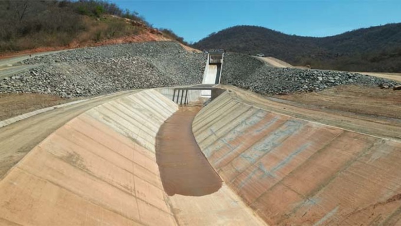 Imagem 1 - O Ramal do Apodi, obra do Novo PAC, se inicia na estrutura de controle na Barragem Caiçara, localizada na Paraíba. Com extensão de 115,5 km, se desenvolve pelos estados da Paraíba, Ceará e Rio Grande do Norte, alcançando o reservatório da Barragem Angicos, situada no município de José da Penha. No total, 54 cidades serão atendidas, alcançando uma população de aproximadamente 750 mil pessoas. “O Ramal do Apodi é uma extensão do Eixo Norte do Projeto de Integração do Rio São Francisco para atendimento dos estados do Ceará e do Rio Grande do Norte. A obra está no Novo PAC e vai levar segurança hídrica principalmente ao oeste potiguar. Imagem 1 - O Ramal do Apodi, obra do Novo PAC, se inicia na estrutura de controle na Barragem Caiçara, localizada na Paraíba. Com extensão de 115,5 km, se desenvolve pelos estados da Paraíba, Ceará e Rio Grande do Norte, alcançando o reservatório da Barragem Angicos, situada no município de José da Penha. No total, 54 cidades serão atendidas, alcançando uma população de aproximadamente 750 mil pessoas. “O Ramal do Apodi é uma extensão do Eixo Norte do Projeto de Integração do Rio São Francisco para atendimento dos estados do Ceará e do Rio Grande do Norte. A obra está no Novo PAC e vai levar segurança hídrica principalmente ao oeste potiguar.