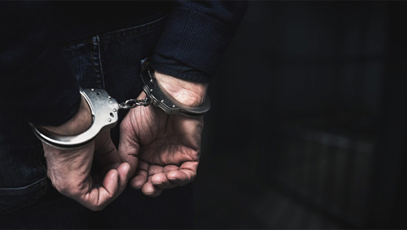Imagem 1 - Justiça decreta prisão preventiva do ex-PM João Grandão por triplo homicídio ocorrido em Natal. João Maria da Costa Peixoto acusado de triplo homicídio consumado e triplo homicídio tentado, todos qualificados e em atividade típica de grupo de extermínio. Os crimes foram cometidos em 2022 no bairro da Redinha, zona Norte de Natal, e são objeto da ação penal decorrente da Operação da Polícia Civil denominada "Aqueronte”. Atualmente, João Grandão, como é conhecido, está preso na cadeia pública de Ceará-Mirim. Ele foi preso em setembro deste ano, em flagrante, por contrabando de cigarros, após confronto com policiais durante uma operação em Monte Alegre. Imagem 1 - Justiça decreta prisão preventiva do ex-PM João Grandão por triplo homicídio ocorrido em Natal. João Maria da Costa Peixoto acusado de triplo homicídio consumado e triplo homicídio tentado, todos qualificados e em atividade típica de grupo de extermínio. Os crimes foram cometidos em 2022 no bairro da Redinha, zona Norte de Natal, e são objeto da ação penal decorrente da Operação da Polícia Civil denominada "Aqueronte”. Atualmente, João Grandão, como é conhecido, está preso na cadeia pública de Ceará-Mirim. Ele foi preso em setembro deste ano, em flagrante, por contrabando de cigarros, após confronto com policiais durante uma operação em Monte Alegre.