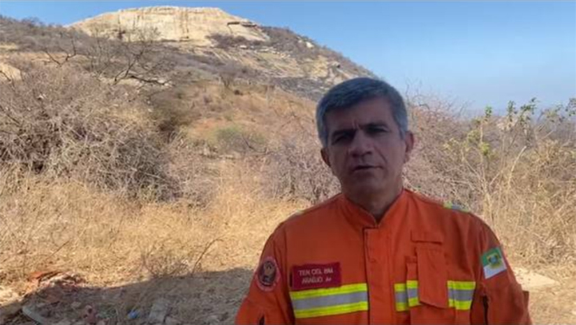 Imagem 1 -  “Conseguimos extinguir todos os focos na Serra do Lima”, diz Tenente-Coronel do CBM. O incêndio foi controlado por volta das 12h desta quarta-feira (23), segundo havia informado à reportagem do MOSSORÓ HOJE o tenente-coronel Araújo, comandante do Corpo de Bombeiros de Caicó. Na manhã desta quinta-feira (24), o comandante reforçou a informação de que não há mais qualquer foco de incêndio na serra. “Continuaremos aqui no local, hoje o dia todo, monitorando, com o objetivo de evitar que novos focos apareçam e que esse incêndio tome proporções que a gente não consiga mais controlar”, disse.