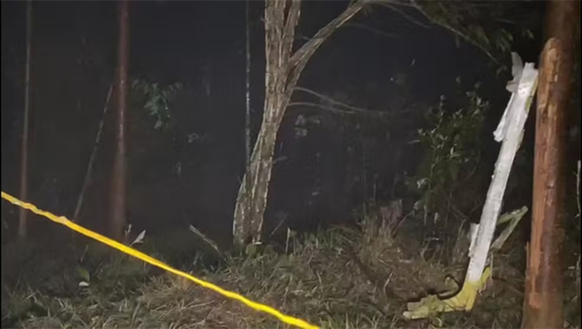 Imagem 1 - Avião de pequeno porte cai no interior de São Paulo deixando 5 mortos. O acidente aconteceu na noite desta quarta-feira (23), durante uma tempestade. A aeronave caiu em uma área de mata em Santa Branca, cidade na região do Vale do Paraíba. A aeronave tinha cinco ocupantes: um piloto, um copiloto e três passageiros. Na manhã desta quinta-feira (24), a empresa responsável pela aeronave e o Corpo de Bombeiros confirmaram que ninguém sobreviveu. Imagem 1 - Avião de pequeno porte cai no interior de São Paulo deixando 5 mortos. O acidente aconteceu na noite desta quarta-feira (23), durante uma tempestade. A aeronave caiu em uma área de mata em Santa Branca, cidade na região do Vale do Paraíba. A aeronave tinha cinco ocupantes: um piloto, um copiloto e três passageiros. Na manhã desta quinta-feira (24), a empresa responsável pela aeronave e o Corpo de Bombeiros confirmaram que ninguém sobreviveu.