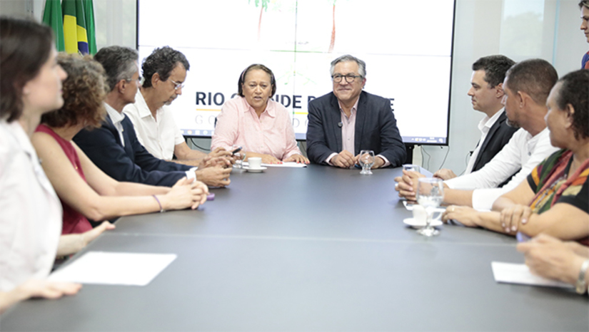 Imagem 1 -  PAC Seleções: governo anuncia investimento de R$ 77 milhões na saúde do RN. O investimento será de R$ 60 milhões para a construção de uma nova maternidade e R$ 17 milhões para a criação de uma policlínica na capital do Rio Grande do Norte. O anúncio foi feito nesta quarta-feira (23), pelo ministro Alexandre Padilha e pela governadora Fátima Bezerra. Além das obras de saúde, foram anunciados investimentos em cultura, incluindo a construção de cinco Centros de Artes e Esportes Unificados (CEUs) em regiões estratégicas do estado.