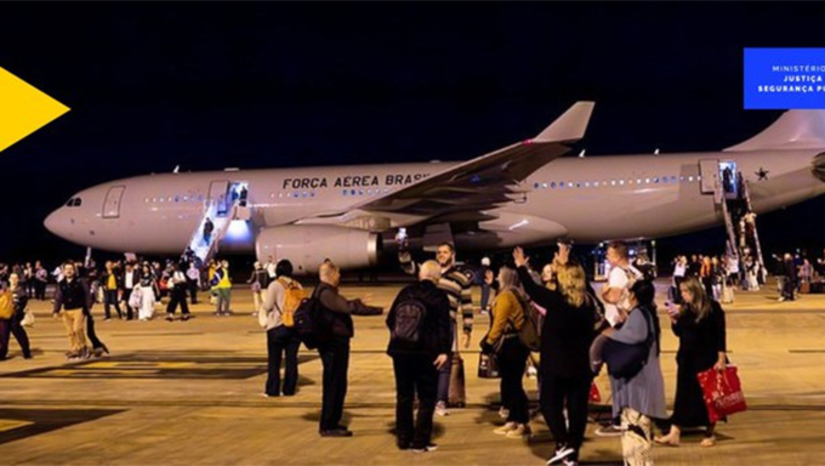 Imagem 1 - Voo com mais 239 brasileiros decola do Líbano; no total 1.638 pessoas já foram resgatadas. O oitavo voo da Operação Raízes do Cedro saiu da capital libanesa nesta quinta-feira (24). A previsão de chegada ao Aeroporto Internacional de Guarulhos, em São Paulo (SP), é na madrugada de sexta-feira (25). Com esse grupo, o Brasil terá resgatado 1.638 pessoas e 19 pets das mais de 3 mil pessoas que estão no Líbano e que manifestaram interesse na repatriação após ataques israelenses ao país, conforme informações do Itamaraty. Imagem 1 - Voo com mais 239 brasileiros decola do Líbano; no total 1.638 pessoas já foram resgatadas. O oitavo voo da Operação Raízes do Cedro saiu da capital libanesa nesta quinta-feira (24). A previsão de chegada ao Aeroporto Internacional de Guarulhos, em São Paulo (SP), é na madrugada de sexta-feira (25). Com esse grupo, o Brasil terá resgatado 1.638 pessoas e 19 pets das mais de 3 mil pessoas que estão no Líbano e que manifestaram interesse na repatriação após ataques israelenses ao país, conforme informações do Itamaraty.