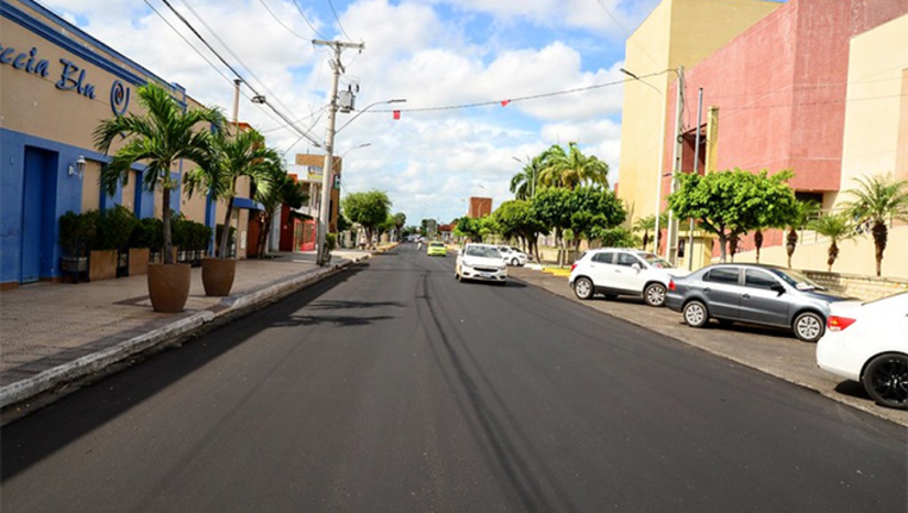 Imagem 1 - “Desafio Rosa & Azul”: condutores devem ficar atentos a interdições no centro de Mossoró. Parte das intervenções já acontecem nesta sexta-feira (25) para montagem das estruturas e organização do percurso da Corrida Kids, realizada pela Liga Mossoroense de Estudos e Combate ao Câncer. Os pontos de bloqueio acontecem no trecho que compreende a rua Melo Franco entre as ruas Auta de Souza e Ferreira Itajubá. A Corrida Kids será realizada no sábado (26), a partir das 16h30, com saída e chegada na Praça dos Hospitais, próximo ao Hospital da Liga. Já no domingo (27), a intervenção acontece a partir das 3h da manhã, para a realização da atividade principal com a corrida de 4 km, 8 km, além da caminhada adulto; veja os pontos de interdição no domingo. Imagem 1 - “Desafio Rosa & Azul”: condutores devem ficar atentos a interdições no centro de Mossoró. Parte das intervenções já acontecem nesta sexta-feira (25) para montagem das estruturas e organização do percurso da Corrida Kids, realizada pela Liga Mossoroense de Estudos e Combate ao Câncer. Os pontos de bloqueio acontecem no trecho que compreende a rua Melo Franco entre as ruas Auta de Souza e Ferreira Itajubá. A Corrida Kids será realizada no sábado (26), a partir das 16h30, com saída e chegada na Praça dos Hospitais, próximo ao Hospital da Liga. Já no domingo (27), a intervenção acontece a partir das 3h da manhã, para a realização da atividade principal com a corrida de 4 km, 8 km, além da caminhada adulto; veja os pontos de interdição no domingo.