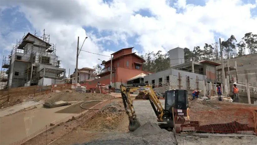 Imagem 1 - Governo detalha aplicação dos R$ 100 bi de indenização da tragédia de Mariana/MG. O valor foi firmado por um acordo entre o governo e as empresas responsáveis pela barragem do Fundão, que se rompeu, resultando na tragédia do Rio Doce que atingiu os estados de Minas Gerais e Espírito Santo em novembro de 2015. O acordo tem como um dos principais pontos o pagamento de R$ 100 bilhões em dinheiro novo para ser aplicado em políticas de reparação socioambientais, que devem ser pagos pelas empresas envolvidas na tragédia em 20 anos ao poder público para serem aplicados em diversas destinações. Em um processo coordenado pela AGU, o Governo Federal traçou, de forma detalhada, a aplicação da quantia que deverá ser paga ao Poder Público. Imagem 1 - Governo detalha aplicação dos R$ 100 bi de indenização da tragédia de Mariana/MG. O valor foi firmado por um acordo entre o governo e as empresas responsáveis pela barragem do Fundão, que se rompeu, resultando na tragédia do Rio Doce que atingiu os estados de Minas Gerais e Espírito Santo em novembro de 2015. O acordo tem como um dos principais pontos o pagamento de R$ 100 bilhões em dinheiro novo para ser aplicado em políticas de reparação socioambientais, que devem ser pagos pelas empresas envolvidas na tragédia em 20 anos ao poder público para serem aplicados em diversas destinações. Em um processo coordenado pela AGU, o Governo Federal traçou, de forma detalhada, a aplicação da quantia que deverá ser paga ao Poder Público.