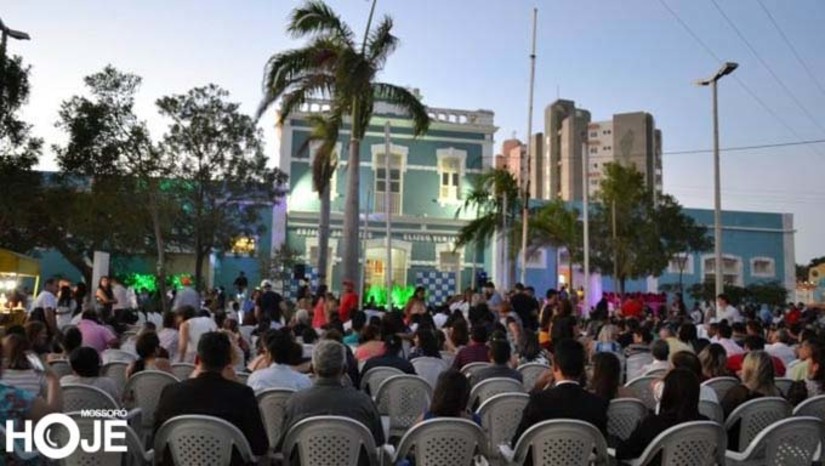 Imagem 1 - As ações do Projeto ‘’Justiça na Praça’’ serão realizados nesta quinta-feira (31), das 8h às 16h na Estação das Artes Elizeu Ventania. Entre as ações ofertadas de forma gratuita estão: emissão de carteiras de identidade, audiências judiciais, consultas jurídicas, atendimento médico, odontológico, nutrição e fonoaudiologia e casamento comunitário. Durante todo o dia, o transporte público será gratuito para levar a população até o evento, a informação foi confirmada pelo procurador geral do município de Mossoró, Dr. Raul Santos. Imagem 1 - As ações do Projeto ‘’Justiça na Praça’’ serão realizados nesta quinta-feira (31), das 8h às 16h na Estação das Artes Elizeu Ventania. Entre as ações ofertadas de forma gratuita estão: emissão de carteiras de identidade, audiências judiciais, consultas jurídicas, atendimento médico, odontológico, nutrição e fonoaudiologia e casamento comunitário. Durante todo o dia, o transporte público será gratuito para levar a população até o evento, a informação foi confirmada pelo procurador geral do município de Mossoró, Dr. Raul Santos.