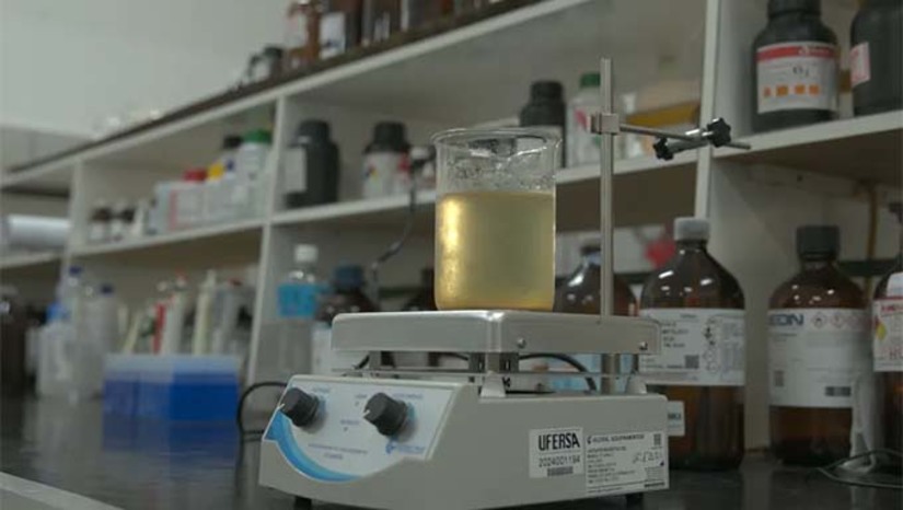 Imagem 1 -  Um grupo de pesquisadores da Universidade Federal Rural do Semi-árido (Ufersa), desenvolveu um processo mais barato e mais eficiente de obtenção do alginato, produto extraído da alga marrom, que é um biopolímero de alto valor comercial. A inovação resultou na 13ª patente obtida pela universidade, concedida pelo Instituto Nacional de Propriedade Intelectual (INPI) no dia 22 de outubro. “Nós percebemos que essa alga não era muito explorada, mas já sabíamos de alguns potenciais interessantes dela, como a presença do alginato, que é um biopolímero de excelente valor comercial com várias aplicações na área alimentícia, farmacológica, ondontológica”, explicou o doutorando Luiz Paulo de Oliveira Queiroz que é um dos pesquisadores do produto.