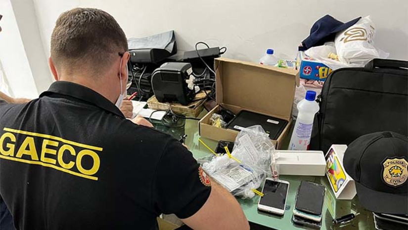 Imagem 1 - O projeto envolve diretamente a atuação do Grupo de Atuação Especial de Combate ao Crime Organizado (Gaeco/MPRN) e a Delegacia Especializada de Proteção à Criança e ao Adolescente. O Arcanjos visa criar um modelo contínuo e eficaz para enfrentar o abuso de crianças e adolescentes e também o crime de armazenamento, de compartilhamento e da produção de material desse tipo de abuso. A iniciativa busca responsabilizar os criminosos e também resgatar a dignidade das vítimas e de suas famílias. Com esse esforço, já foram realizadas 13 operações com a execução de 18 mandados de busca e apreensão, além de 8 prisões em flagrante. Imagem 1 - O projeto envolve diretamente a atuação do Grupo de Atuação Especial de Combate ao Crime Organizado (Gaeco/MPRN) e a Delegacia Especializada de Proteção à Criança e ao Adolescente. O Arcanjos visa criar um modelo contínuo e eficaz para enfrentar o abuso de crianças e adolescentes e também o crime de armazenamento, de compartilhamento e da produção de material desse tipo de abuso. A iniciativa busca responsabilizar os criminosos e também resgatar a dignidade das vítimas e de suas famílias. Com esse esforço, já foram realizadas 13 operações com a execução de 18 mandados de busca e apreensão, além de 8 prisões em flagrante.