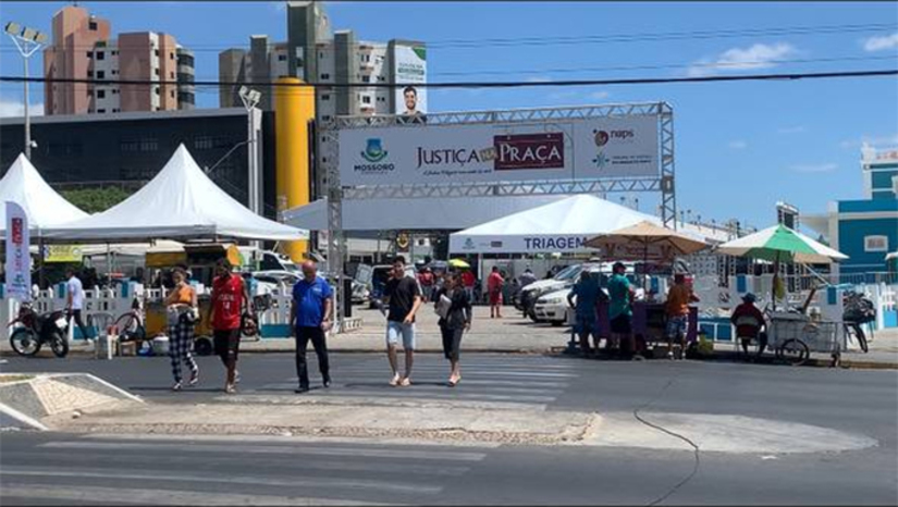 Imagem 1 - “Justiça na Praça” está acontecendo na Estação das Artes com serviços gratuitos para a população. O evento está acontecendo desde às 8h desta quinta-feira e já registrou bastante procura, principalmente pelos serviços de emissão de retirada da Carteira de Identidade Nacional e de segunda via de registro de nascimentos. O programa é uma parceria entre a Prefeitura de Mossoró, o Tribunal de Justiça do Rio Grande do Norte (TJRN) e mais de 30 instituições. Os serviços seguem até às 16h. Imagem 1 - “Justiça na Praça” está acontecendo na Estação das Artes com serviços gratuitos para a população. O evento está acontecendo desde às 8h desta quinta-feira e já registrou bastante procura, principalmente pelos serviços de emissão de retirada da Carteira de Identidade Nacional e de segunda via de registro de nascimentos. O programa é uma parceria entre a Prefeitura de Mossoró, o Tribunal de Justiça do Rio Grande do Norte (TJRN) e mais de 30 instituições. Os serviços seguem até às 16h.