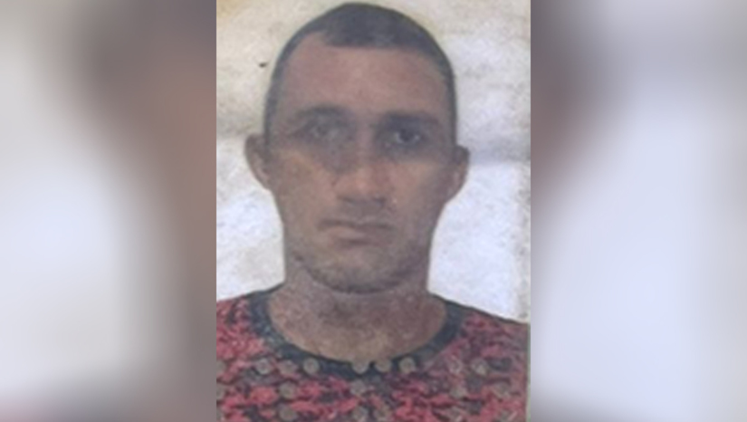 Imagem 1 -  Pedreiro é assassinado a tiros enquanto bebia em um bar na Pousada das Thermas, em Mossoró. O caso aconteceu por volta das 13h30 desta quinta-feira (31). Segundo informações da Polícia Civil, o pedreiro José Gilson Melquíades, de 40 anos, estava bebendo em um bar, localizado na Pousada das Thermas, acompanhado de outros dois homens, quando em determinado momento, um deles sacou uma arma e atirou contra a vítima. A PM conseguiu apreender um dos homens que estava na companhia da vítima e está em patrulhamento a procura do segundo, que seria o autor dos disparos. A 10ª DHPP vai investigar o que teria motivado o crime.