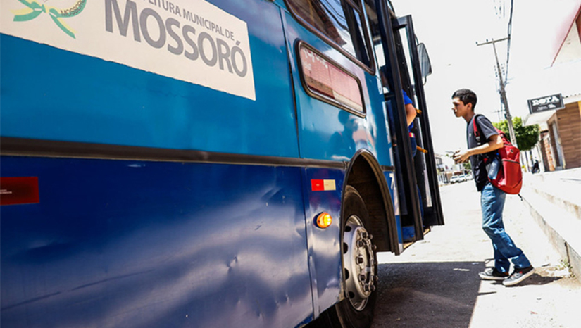 Imagem 1 -  Estudantes de Mossoró terão acesso a transporte coletivo gratuito para as provas do Enem. As linhas de ônibus, serão organizadas em operação especial, a partir das 11h, para melhor atender os estudantes, promovendo acesso facilitado e seguro aos locais de prova. Para ter direito à gratuidade, os estudantes devem apresentar o Cartão de Inscrição do Enem juntamente com um documento oficial com foto. Neste ano, Mossoró registrou um número de 10.347 candidatos inscritos para realização do exame.