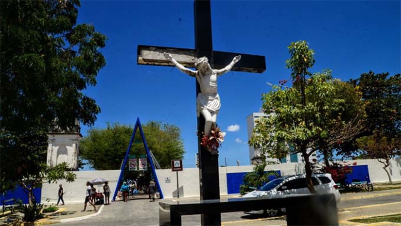 Imagem 1 -  A Secretaria Municipal de Urbanismo, Meio Ambiente e Serviços Urbanos (SEMURB), divulgou os horários de funcionamento dos cemitérios da cidade, para o Dia de Finados. O horário foi estendido para atender a maior quantidade de visitantes, das 6h ás 18h. Com pernoite nos cemitérios São Sebastião e Novo Tempo. De acordo com Roberto Ramalho gerente de Serviços Urbanos, várias ações foram realizadas para garantir o funcionamento dos cemitérios com eficiência. “Foram realizados mutirões, todos os detalhes foram finalizados na manhã desse dia 1º. Agora estamos fazendo o trabalho apenas de manter, com as equipes dando apoio, fazendo algumas coletas de lixo que está sendo encontrado. A Prefeitura ampliou a quantidade de banheiros, devido ao aumento de fluxo nas visitas. Todos os cemitérios do município estão recebendo esse aporte desses banheiros”, acrescentou Roberto Ramalho.