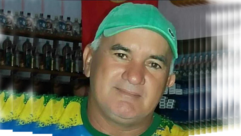 Imagem 1 - Crime aconteceu durante a madrugada deste domingo, no parque de vaqueja do município. Felipe Alves, conhecido entre os colegas de trabalho por Amem, estava com os amigos, quando se afastou possivelmente para urinar e foi emboscado pelos assassinos. Foram ouvidos 3 disparos. O caso será investigado pela Polícia Civil, que precisa de ajuda da sociedade para chegar aos assassinos e prende-los. Imagem 1 - Crime aconteceu durante a madrugada deste domingo, no parque de vaqueja do município. Felipe Alves, conhecido entre os colegas de trabalho por Amem, estava com os amigos, quando se afastou possivelmente para urinar e foi emboscado pelos assassinos. Foram ouvidos 3 disparos. O caso será investigado pela Polícia Civil, que precisa de ajuda da sociedade para chegar aos assassinos e prende-los.