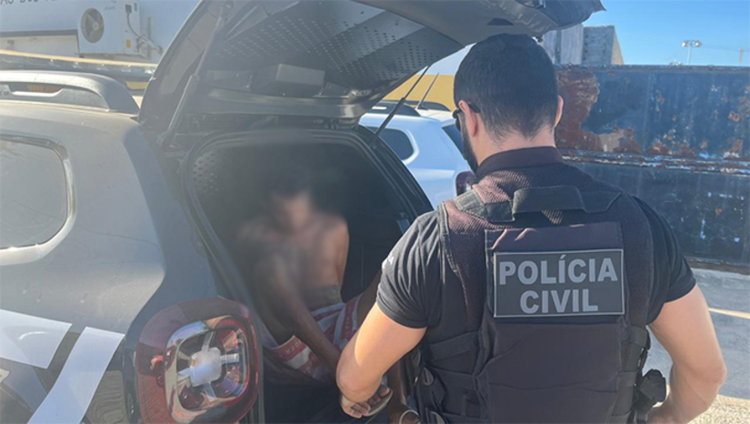 Imagem 1 -  A prisão do suspeito, um homem de 29 anos, foi realizada nesta segunda-feira (4), pela equipe da Deam de Pau dos Ferros. A prisão aconteceu após a vítima procurar a Delegacia e denunciar a tentativa de feminicídio. Ao se aproximar da ex-companheira, o suspeito também cometeu o crime de descumprimento de medida protetiva de urgência, que determinava que ele não poderia chegar perto da mulher e nem contactá-la. 