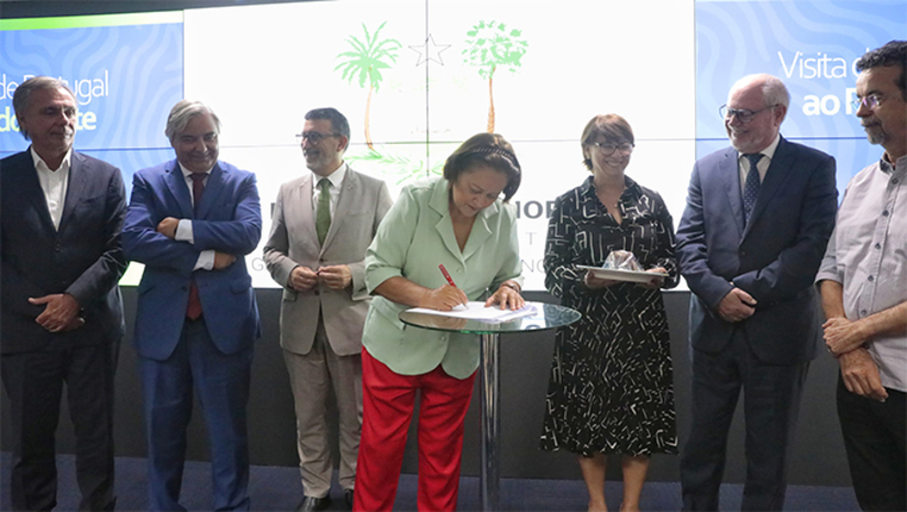 Imagem 1 - Baías dos Golfinhos e Formosa podem entrar para o Clube das Baías Mais Lindas do Mundo. A associação sem fins lucrativos reúne baías consideradas as mais belas mundialmente, com a chancela da UNESCO. Engloba 44 baías de diversos países, sendo do Brasil apenas uma, a Praia do Rosa em Santa Catarina. A questão será debatida ao longo da semana, durante a estadia de uma comitiva de Portugal no RN. A comitiva foi recebida nesta segunda-feira (4), pela governadora Fátima Bezerra. A visita tem como objetivo promover intercâmbio de conhecimentos entre o país Europeu e o Estado, em áreas como qualificação, turismo e sustentabilidade. “Essa agenda é inspiradora e promissora. Penso em quanto o povo do Rio Grande do Norte ganha com essa visita para promover ambos os territórios”, afirma a governadora. Imagem 1 - Baías dos Golfinhos e Formosa podem entrar para o Clube das Baías Mais Lindas do Mundo. A associação sem fins lucrativos reúne baías consideradas as mais belas mundialmente, com a chancela da UNESCO. Engloba 44 baías de diversos países, sendo do Brasil apenas uma, a Praia do Rosa em Santa Catarina. A questão será debatida ao longo da semana, durante a estadia de uma comitiva de Portugal no RN. A comitiva foi recebida nesta segunda-feira (4), pela governadora Fátima Bezerra. A visita tem como objetivo promover intercâmbio de conhecimentos entre o país Europeu e o Estado, em áreas como qualificação, turismo e sustentabilidade. “Essa agenda é inspiradora e promissora. Penso em quanto o povo do Rio Grande do Norte ganha com essa visita para promover ambos os territórios”, afirma a governadora.