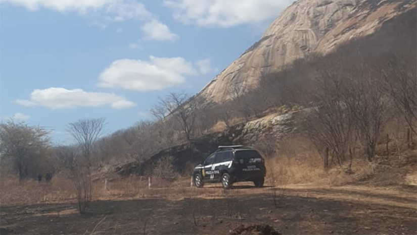 Imagem 1 - Corpo é encontrado carbonizado às margens da BR 226, na zona rural de Patu. O corpo foi encontrado por volta das 7h50 desta terça-feira (5), na estrada que dá acesso ao sítio Patu de Fora, por populares que acionaram a polícia militar. A vítima estava completamente carbonizada. A PM fez o isolamento do local até a chegada da Polícia Civil e do Itep de Pau dos Ferros. De acordo com a PC, ainda não há qualquer informação sobre quem possa ser a vítima, será preciso aguardar os exames de necropsia para identificação do corpo, bem como para saber se houve algum tipo de violência antes dele ser carbonizado. Imagem 1 - Corpo é encontrado carbonizado às margens da BR 226, na zona rural de Patu. O corpo foi encontrado por volta das 7h50 desta terça-feira (5), na estrada que dá acesso ao sítio Patu de Fora, por populares que acionaram a polícia militar. A vítima estava completamente carbonizada. A PM fez o isolamento do local até a chegada da Polícia Civil e do Itep de Pau dos Ferros. De acordo com a PC, ainda não há qualquer informação sobre quem possa ser a vítima, será preciso aguardar os exames de necropsia para identificação do corpo, bem como para saber se houve algum tipo de violência antes dele ser carbonizado.