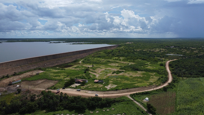 Imagem 1 - Maior reservatório do RN acumula volume superior a 72% de sua capacidade total. De acordo com o relatório divulgado nesta segunda-feira (04), pelo Igarn, a barragem Armando Ribeiro Gonçalves acumula 1.711.800.800 m³, o que equivale a 72,13% de sua capacidade total de 2.373.066.000 m³. Em novembro de 2023, o reservatório armazena 1,372 bilhão de metros cúbicos, ou 57,85% de sua capacidade. Somados todos os reservatória do RN monitorados pelo Igarn, as reservas hídricas superficiais totais somam 3.058.490.456 m³, o que representa 67,23% da capacidade máxima de acumulação. Imagem 1 - Maior reservatório do RN acumula volume superior a 72% de sua capacidade total. De acordo com o relatório divulgado nesta segunda-feira (04), pelo Igarn, a barragem Armando Ribeiro Gonçalves acumula 1.711.800.800 m³, o que equivale a 72,13% de sua capacidade total de 2.373.066.000 m³. Em novembro de 2023, o reservatório armazena 1,372 bilhão de metros cúbicos, ou 57,85% de sua capacidade. Somados todos os reservatória do RN monitorados pelo Igarn, as reservas hídricas superficiais totais somam 3.058.490.456 m³, o que representa 67,23% da capacidade máxima de acumulação.
