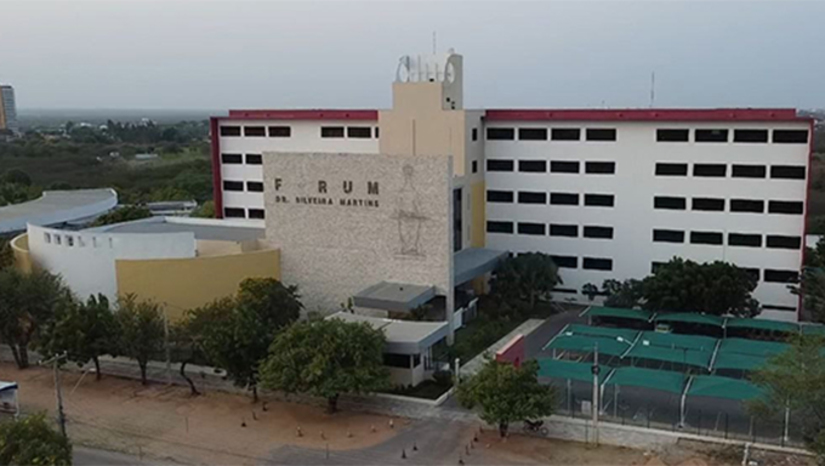 Imagem 1 -  Mesmo reconhecendo que réu matou a vítima, júri decide por absolvição em Mossoró. O júri popular realizado nesta terça-feira (5), em Mossoró, foi marcado por uma contradição. Após rejeitarem a tese da defesa, de negativa de autoria, e reconhecerem que Allexius Cauã Simão Ferreira, de 20 anos, foi o autor do homicídio que vitimou Paulo Luan Sena Marques, os jurados decidiram pela absolvição do réu. De acordo com o promotor Ítalo Moreira, não havia motivo algum para os jurados, depois de reconhecerem a autoria, absorverem. “Eu não consigo imaginar o que leva o jurado a absolver nesse caso, que não tem legítima defesa, não tem nada, quando o próprio jurado disse que foi o réu que matou a vítima”, disse.