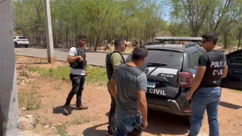 Imagem 1 - Foragido há 6 anos por suspeita de abusar da enteada em São Miguel/RN é preso em Sousa/PB. A prisão do suspeito, um homem de 39 anos, foi realizada nesta terça-feira (5), em ação conjunta das equipes da Deam de Pau dos Ferros, da delegacia de São Miguel e da Deam de Sousa/PB. O crime aconteceu em 2011 e o homem encontrava-se foragido desde 2018. A vítima, que na época do crime tinha apenas 9 anos, era enteada do suspeito. Ele foi localizado em uma residência, na zona rural do município paraibano, nas companhia de outras duas crianças, que atualmente são seus enteados. Imagem 1 - Foragido há 6 anos por suspeita de abusar da enteada em São Miguel/RN é preso em Sousa/PB. A prisão do suspeito, um homem de 39 anos, foi realizada nesta terça-feira (5), em ação conjunta das equipes da Deam de Pau dos Ferros, da delegacia de São Miguel e da Deam de Sousa/PB. O crime aconteceu em 2011 e o homem encontrava-se foragido desde 2018. A vítima, que na época do crime tinha apenas 9 anos, era enteada do suspeito. Ele foi localizado em uma residência, na zona rural do município paraibano, nas companhia de outras duas crianças, que atualmente são seus enteados.