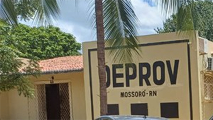 Imagem 1 - Suspeita de planejar invasão a residência e roubo na casa do “namorado” é presa em Mossoró. Dois homens envolvidos no crime também foram presos. O caso ocorreu na madrugada de terça-feira (05). Inicialmente, acreditava-se que o crime teria sido cometido contra uma casal. Os suspeitos invadiram a residência da vítima e mantiveram ela e a “namorada” reféns por cerca de uma hora, enquanto subtraíram diversos bens do local. Na fuga, levaram o homem e o obrigaram a fazer um Pix de R$ 50 mil para uma conta indicada por eles. No decorrer das diligências, a equipe da DEPROV acabou descobrindo que a “namorada” da vítima era, na verdade, co-autora no crime. Ela teria planejado o roubo e fornecido informações sobre os bens da vítima ao seu ex-namorado, guiando o grupo até a residência. Imagem 1 - Suspeita de planejar invasão a residência e roubo na casa do “namorado” é presa em Mossoró. Dois homens envolvidos no crime também foram presos. O caso ocorreu na madrugada de terça-feira (05). Inicialmente, acreditava-se que o crime teria sido cometido contra uma casal. Os suspeitos invadiram a residência da vítima e mantiveram ela e a “namorada” reféns por cerca de uma hora, enquanto subtraíram diversos bens do local. Na fuga, levaram o homem e o obrigaram a fazer um Pix de R$ 50 mil para uma conta indicada por eles. No decorrer das diligências, a equipe da DEPROV acabou descobrindo que a “namorada” da vítima era, na verdade, co-autora no crime. Ela teria planejado o roubo e fornecido informações sobre os bens da vítima ao seu ex-namorado, guiando o grupo até a residência.