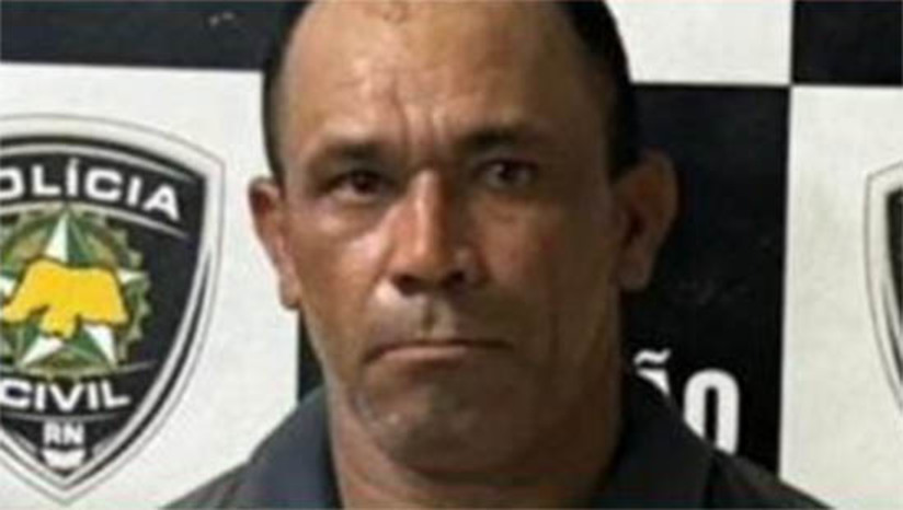 Imagem 1 - Mesmo foragido por homicídio, réu é julgado e condenado por tentativa de feminicídio em Mossoró. José Juscelino da Silva, de 47 anos, foi condenado a uma pena de 15 anos, 6 meses e 20 dias em regime fechado, por ter tentado matar a tiros a então companheira. O crime aconteceu na madrugada de 23 de maio de 2022, no Residencial Mossoró I, no bairro Abolição. O réu foi levado a júri popular na manhã desta quinta-feira (7), mesmo estando foragido por suspeita de participação em outro crime. Atualmente, ele é procurado pela polícia civil pelo homicídio que vitimou Jailson Lopes Rodrigues, de 43 anos, no dia 13 de outubro de 2024, na comunidade Hipólito, zona rural de Mossoró. Imagem 1 - Mesmo foragido por homicídio, réu é julgado e condenado por tentativa de feminicídio em Mossoró. José Juscelino da Silva, de 47 anos, foi condenado a uma pena de 15 anos, 6 meses e 20 dias em regime fechado, por ter tentado matar a tiros a então companheira. O crime aconteceu na madrugada de 23 de maio de 2022, no Residencial Mossoró I, no bairro Abolição. O réu foi levado a júri popular na manhã desta quinta-feira (7), mesmo estando foragido por suspeita de participação em outro crime. Atualmente, ele é procurado pela polícia civil pelo homicídio que vitimou Jailson Lopes Rodrigues, de 43 anos, no dia 13 de outubro de 2024, na comunidade Hipólito, zona rural de Mossoró.