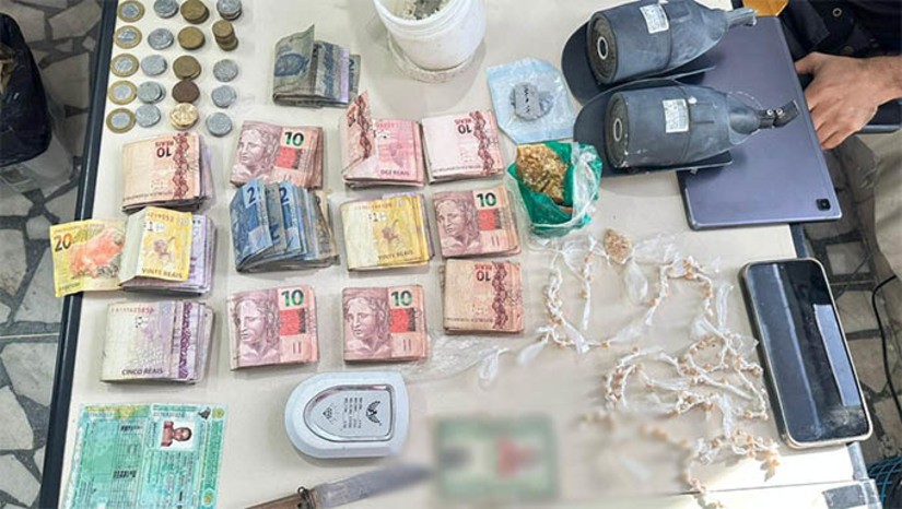 Imagem 1 -  Operação da Denarc resulta na prisão da mulher considerada chefe do tráfico no Alto da Pelonha. Além desta mulher, identificada como Anna Paula, também foram presos outros três adultos e um menor apreendido. A operação foi deflagrada nesta sexta-feira (8) e contou com apoio das equipes de várias delegacias da cidade de Mossoró. Além das prisões, os policiais também apreenderam drogas, armas, grande quantidade de dinheiro em espécie e apetrechos utilizados para o tráfico de drogas. 