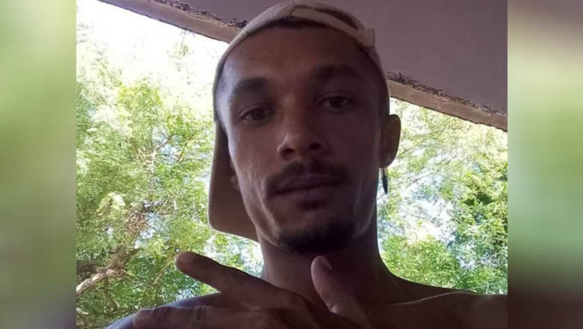 Imagem 1 -  Suspeito de matar o pai em Tenente Ananias é localizado no município de Lastro, na Paraíba. John Leno Trajano de Oliveira [FOTO], de 32 anos, foi localizado pela polícia militar, por volta das 8h desta sexta-feira (8), no sítio de Boa Esperança, município paraibano de Lastro. Ele é suspeito de ter atirado contra o próprio pai, na noite desta quinta-feira (7), no bairro Projeto Crescer, em Tenente Ananias. A vítima, João Trajano de Oliveira, de 50 anos, estava em uma rede quando foi alvejada por disparos de rifle calibre. 22. Ele morreu no local. A polícia civil vai investigar a motivação do crime.