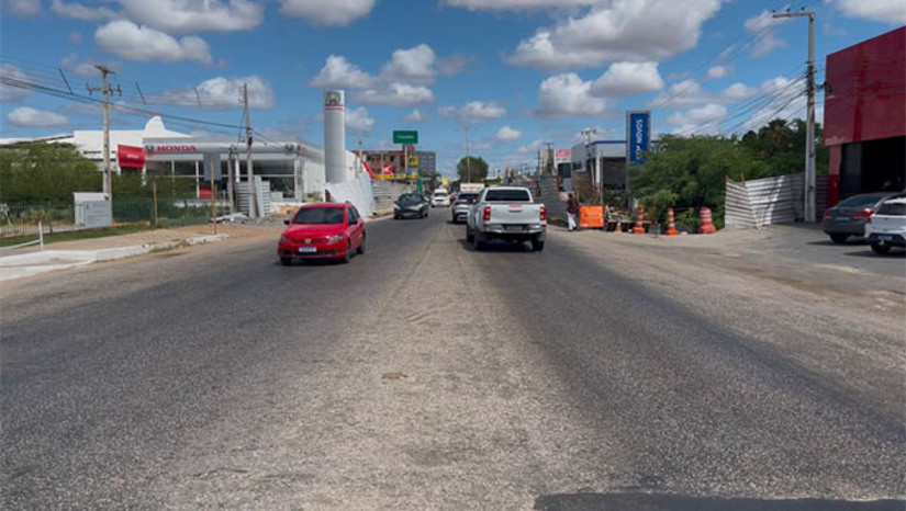Imagem 1 -  PMM alerta condutores sobre interdições da Av. Presidente Dutra a partir deste sábado, 9. A medida tem o objetivo de facilitar a colocação de vigas, para as obras de duplicação das pontes e garantir a segurança de todos. As interdições ocorrerão das 13h às 19h deste sábado (9) e no domingo (10), das 6h às 18h. No entanto, no domingo haverá um intervalo de liberação da via entre 11h30 e 13h, para facilitar o fluxo de trânsito durante o dia da prova do Enem. Após esse período, o trânsito sofrerá novamente a intervenção até o final das obras programadas para o dia.