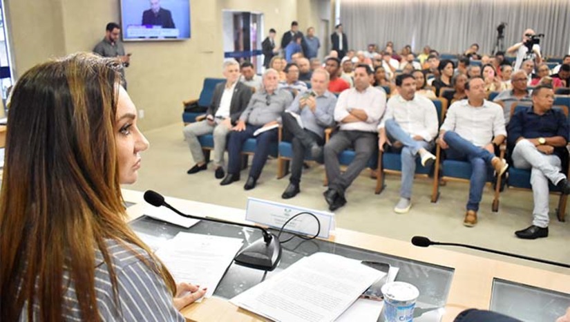 Imagem 1 -  Proposta pela deputada estadual Terezinha Maia (PL), a audiência pública teve como objetivo gerar proposições que solucionem a questão da criação da reserva ambiental da comunidade Linda Flor, que se relaciona tanto com a Economia quanto à área social e ao Meio Ambiente do Rio Grande do Norte. O projeto conta com cerca de 1000 hectares de extensão e ocupará uma área importante de fruticultura irrigada com dezenas de familias que trabalham há decadas na localidade. Além disso, segundo moradores, caso a reserva seja implantada, a comunidade rural de Linda Flor ficará ilhada num anel de contenção, o qual impedirá o seu desenvolvimento, travando o crescimento da população
