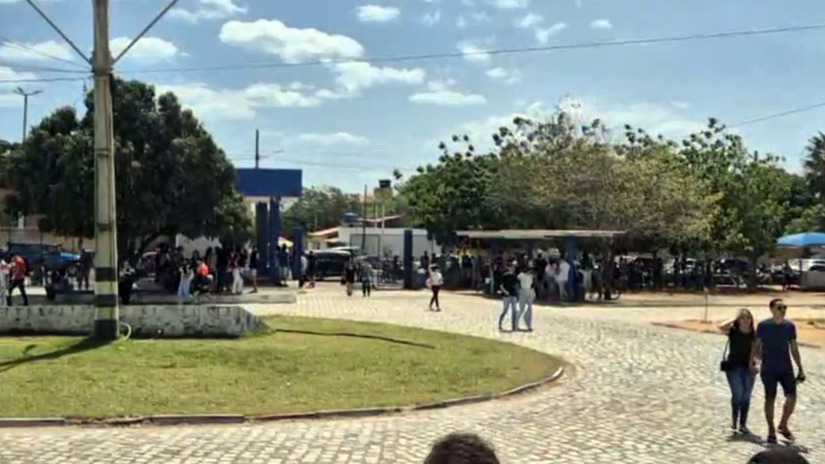 Imagem 1 - As provas foram aplicadas no dia 3 e neste domingo, dia 10 de novembro de 2024 para mais de 4,3 milhões de candidatos se inscreveram para o exame. Nas duas etapas: no domingo passado (3), foram as 90 questões de linguagens, história, geografia, sociologia e filosofia, além de uma redação dissertativa; neste domingo (10), foi a vez das 90 questões de matemática, física, química e biologia. Em Mossoró, os candidatos tiveram transporte gratuito aos locais das provas. Imagem 1 - As provas foram aplicadas no dia 3 e neste domingo, dia 10 de novembro de 2024 para mais de 4,3 milhões de candidatos se inscreveram para o exame. Nas duas etapas: no domingo passado (3), foram as 90 questões de linguagens, história, geografia, sociologia e filosofia, além de uma redação dissertativa; neste domingo (10), foi a vez das 90 questões de matemática, física, química e biologia. Em Mossoró, os candidatos tiveram transporte gratuito aos locais das provas.