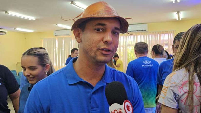 Imagem 1 -  O prefeito Allyson cumpre agenda administrativa em Brasília nesta terça- feira (12), ele vai se reunir com o senador da república Davi Alcolumbre para apresentar pautas de obras que serão realizadas em Mossoró. A informação foi confirmada pelo gestor durante entrevista ao Portal Mossoró Hoje na apresentação do Selo Unicef, nesta segunda-feira (11) no Centro administrativo. Sobre as obras em execução em Mossoró, Allyson confirmou ao Portal Mossoró Hoje que inaugura nesta quinta-feira (14), ao lado da senadora Zenaide Maia, a Unidade Básica de Saúde do Hipólito. A unidade é uma das 15 outras UBS's que estão em andamento em Mossoró, sendo 12 na zona rural e 3 na zona urbana. O investimento total é de aproximadamente 7 milhões.