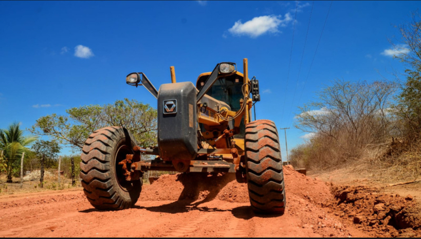 Imagem 1 -  O trabalho contínuo é realizado pela Gerência de Infraestrutura Rural. Outras três comunidades rurais do município foram contempladas recentemente. “Esse serviço realizado nas estradas é muito importante porque leva dignidade à população, como também para escoamento da produção, dando mais segurança às pessoas que vivem na zona rural para transitar em seus veículos sem correr risco”, explicou Kaio Vitor, gerente de Infraestrutura Rural.