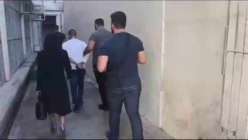 Imagem 1 -  Suspeito de homicídio ocorrido no início do novembro é preso pela polícia civil. A prisão, realizada pela equipe da 16ª DHPP, aconteceu nesta terça-feira (12). O suspeito, um homem de 33 anos, teria desferido golpes com uma arma branca na região do abdômen de Gilson Laurentino da Cunha, de 52 anos, o que resultou na morte dele. O crime teria sido motivado por uma discussão entre a vítima e o suspeito, motivado por desavenças entre eles. O caso aconteceu no dia 3 de novembro. Gilson ainda chegou a ser socorrido para o HRTM, mas entrou em óbito no dia 4 do mesmo mês.