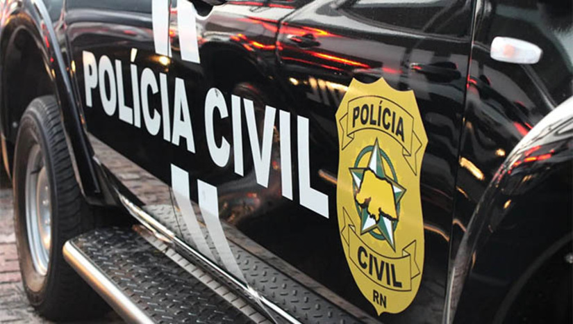 Imagem 1 -  DHPP prende suspeito de envolvimento em ataques no mês de março de 2023, em Mossoró. De acordo com as investigações, o homem, de 30 anos, é suspeito da prática do crime de associação criminosa. O inquérito foi feito pela Polícia Federal e está relacionado aos ataques ocorridos no mês de março de 2023, quando criminosos atearam fogo em veículos e caminhões de limpeza, na cidade de Mossoró. A prisão do suspeito, realizada pela equipe da 10ª DHPP, aconteceu nesta terça-feira (12), no Alto de São Manoel.
